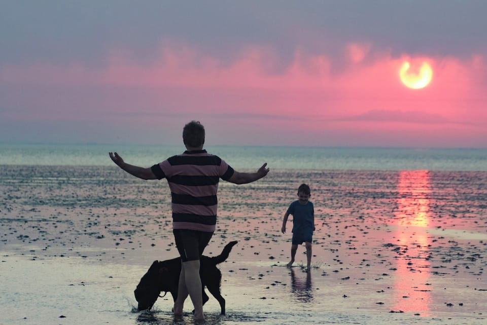 Dog Friendly Family Cottage 2 minutes from our west facing sunset beach