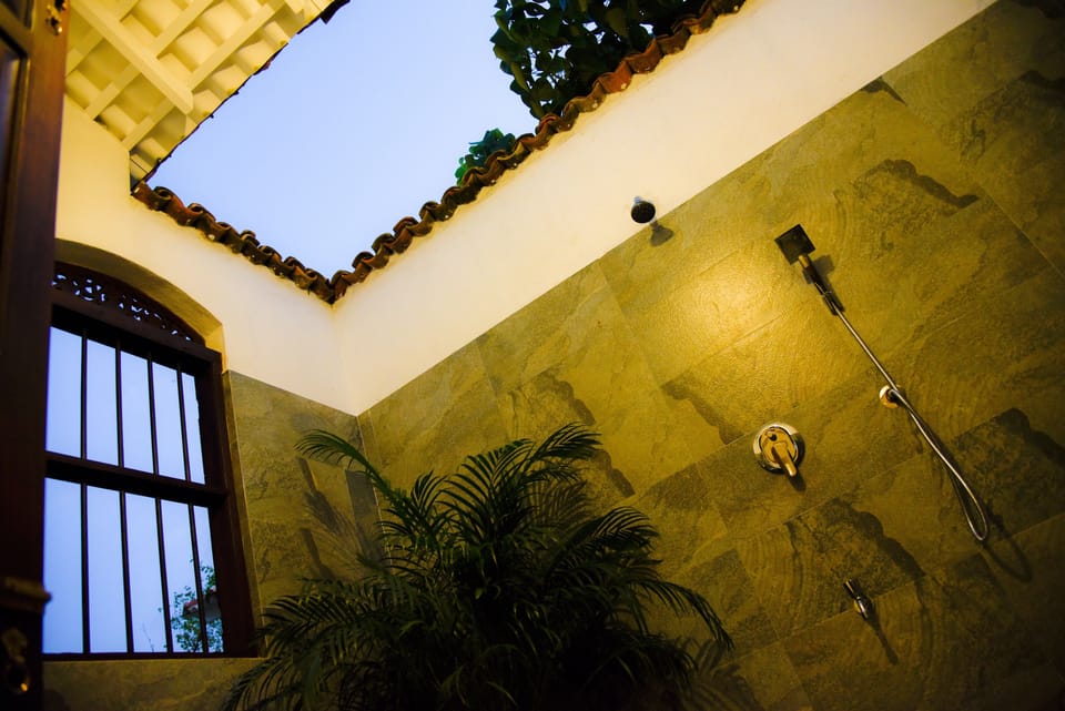 Deluxe Room | Bathroom | Shower, rainfall showerhead, free toiletries, hair dryer