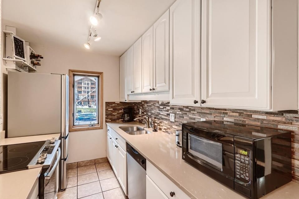 Condo, 1 Bedroom | Private kitchen | Microwave, dishwasher, cookware/dishes/utensils