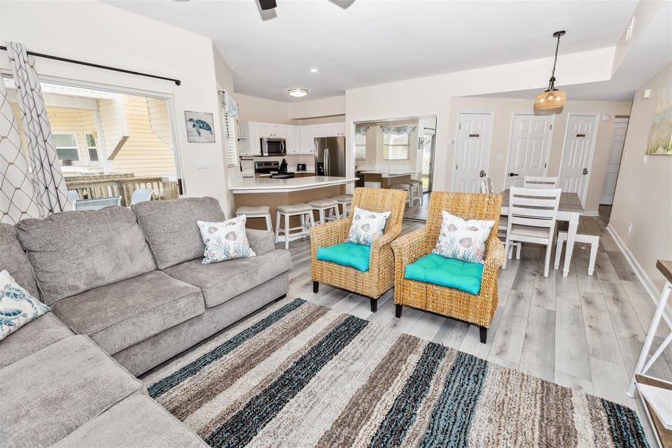 Condo, 3 Bedrooms | Living area