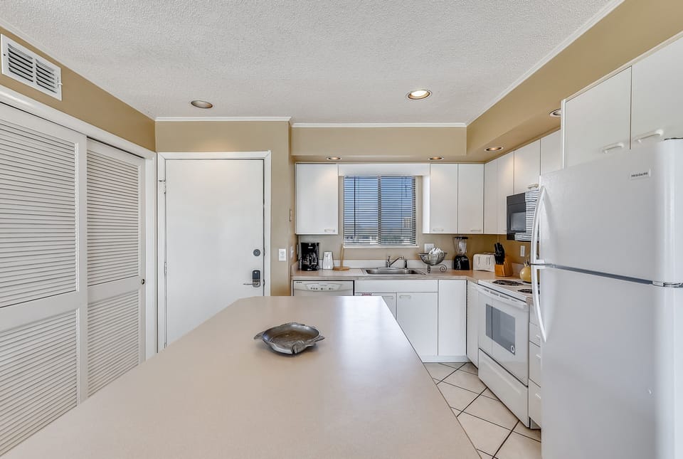 Condo, 1 Bedroom | Private kitchen | Fridge, microwave, oven, dishwasher