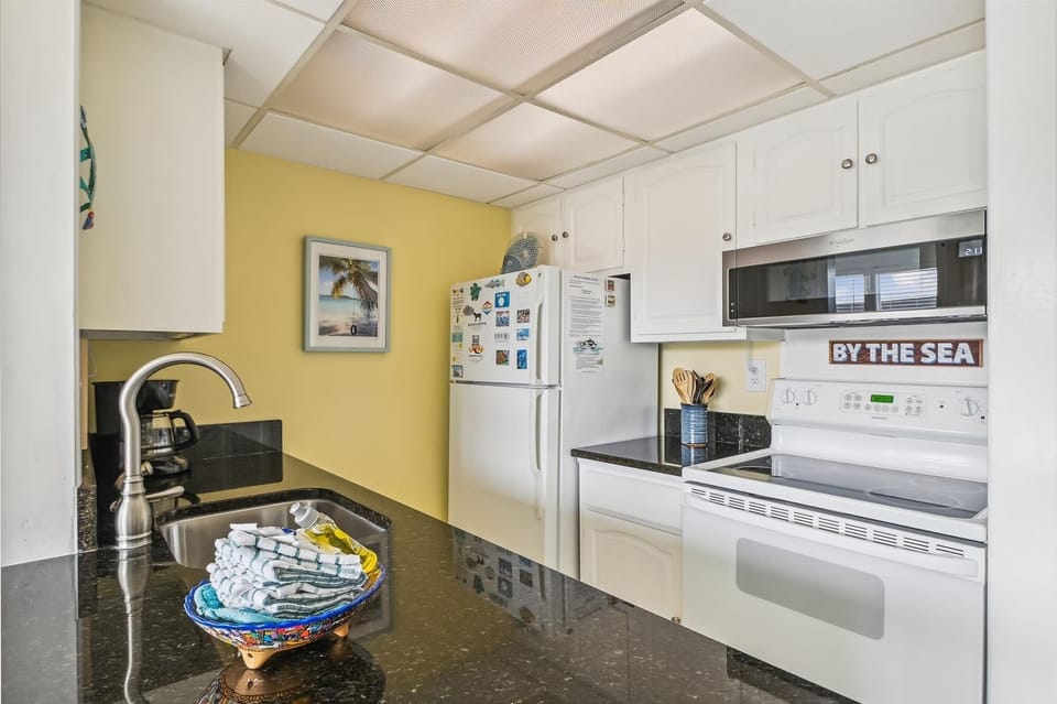 Condo, 1 Bedroom | Private kitchen | Fridge, microwave, oven, dishwasher