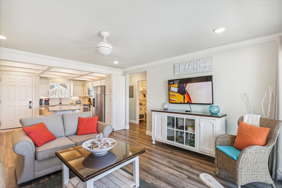 Condo, 2 Bedrooms | Living area | 30-inch TV with cable channels