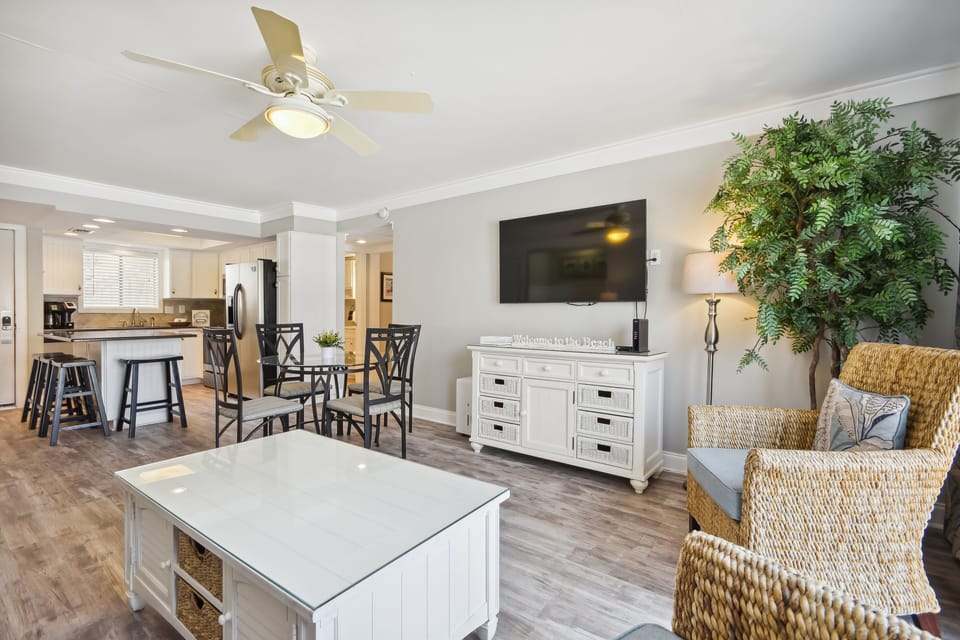 Condo, 2 Bedrooms | Living room