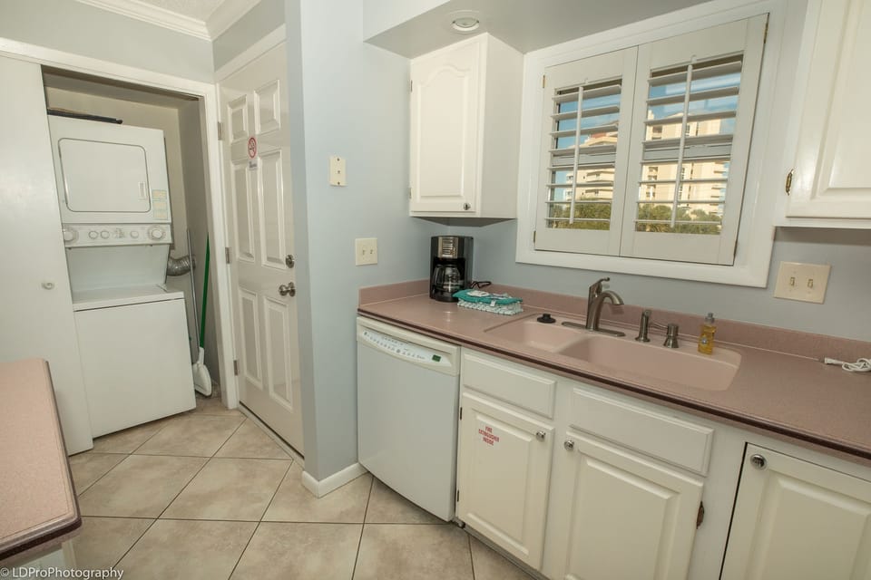 Condo, 1 Bedroom | Private kitchen | Fridge, oven, coffee/tea maker, toaster