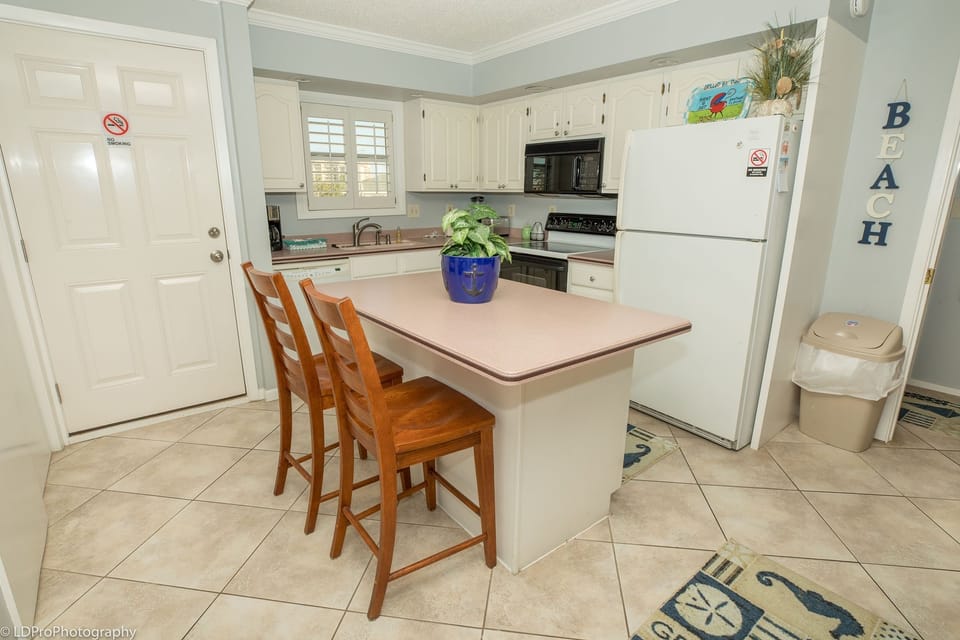 Condo, 1 Bedroom | Private kitchen | Fridge, oven, coffee/tea maker, toaster