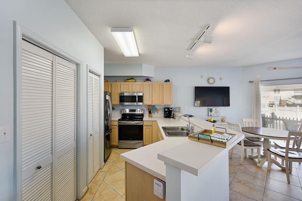 Condo, 1 Bedroom | Private kitchen | Fridge, microwave, oven, dishwasher