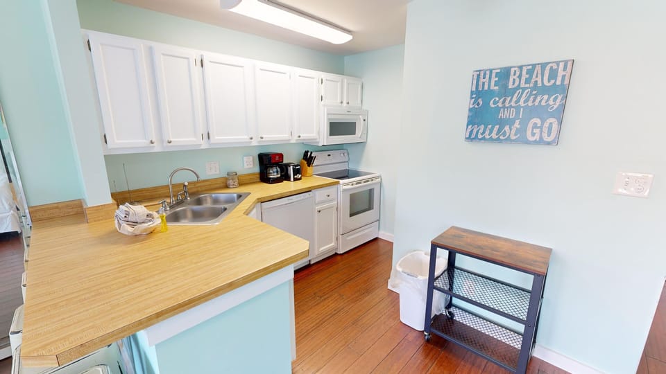Studio | Private kitchen | Fridge, oven, coffee/tea maker, toaster