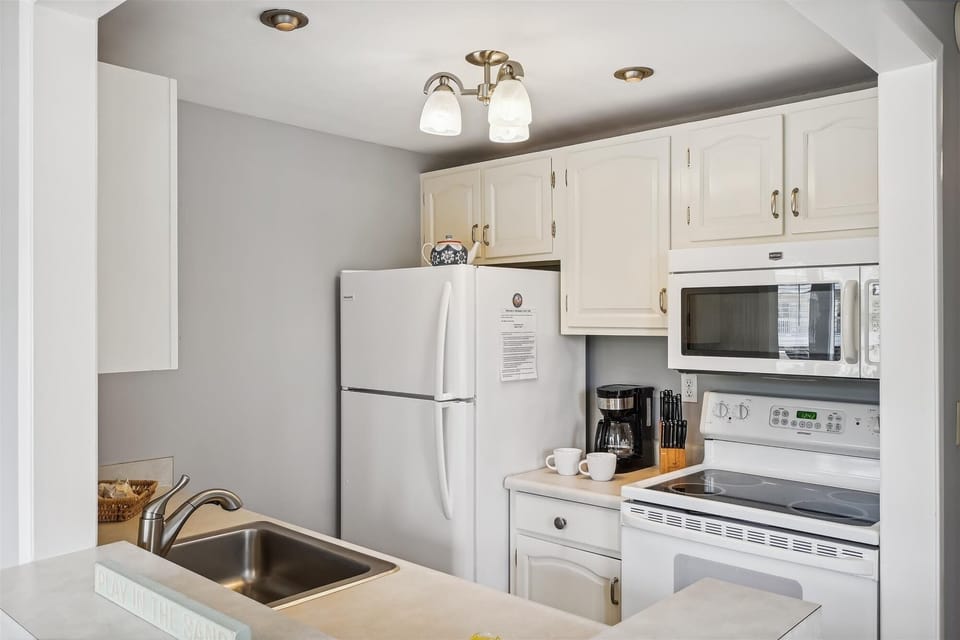Condo, 1 Bedroom | Private kitchen | Fridge, oven, coffee/tea maker, toaster