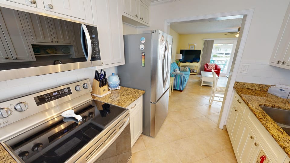 Townhome, 2 Bedrooms | Private kitchen | Fridge, oven, coffee/tea maker, toaster