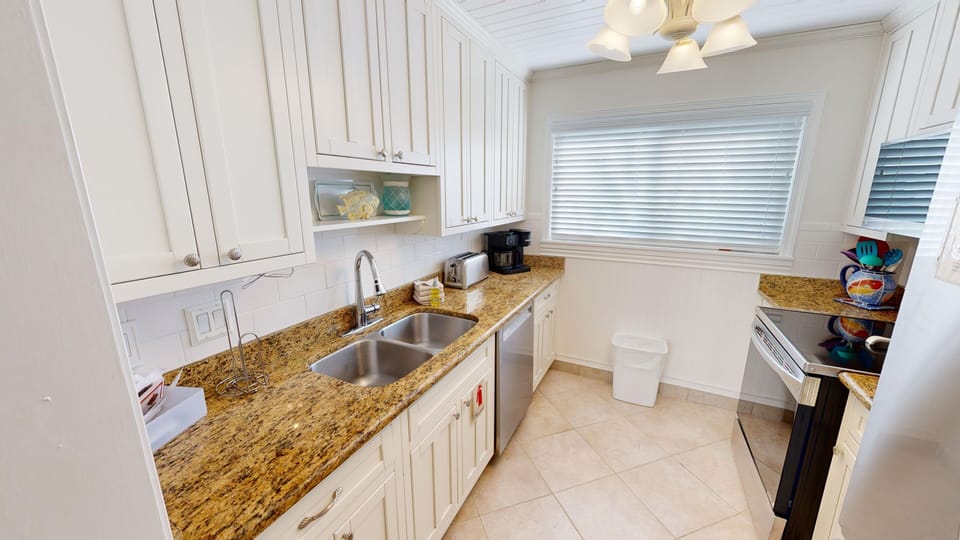 Townhome, 2 Bedrooms | Private kitchen | Fridge, oven, coffee/tea maker, toaster