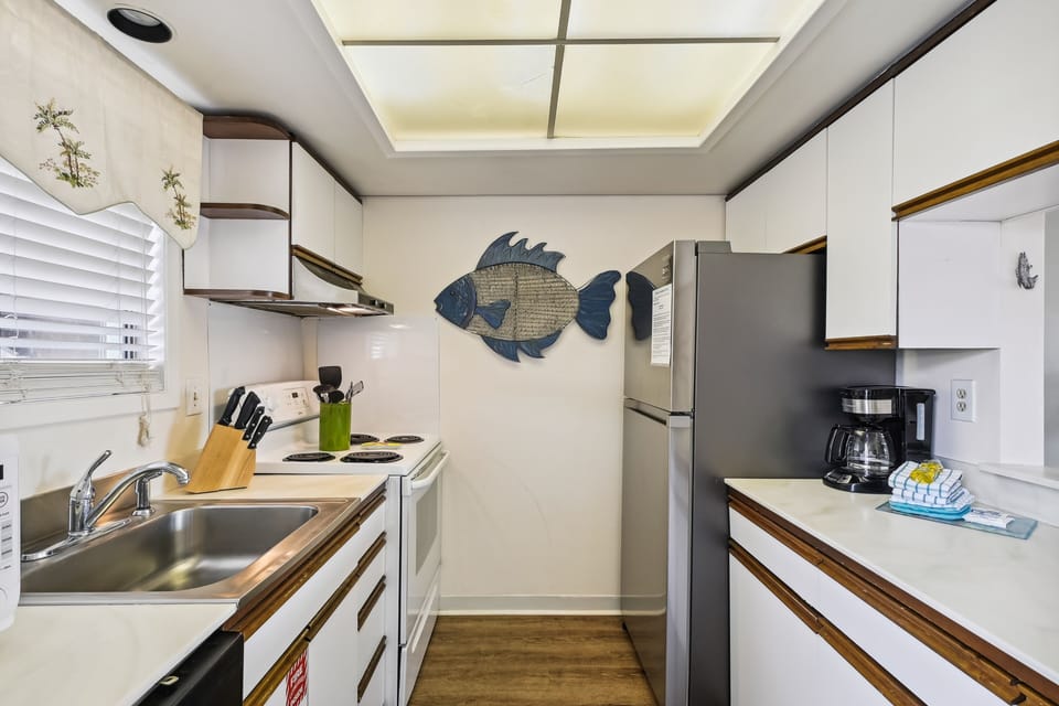 Condo, 1 Bedroom | Private kitchen | Fridge, oven, coffee/tea maker, toaster