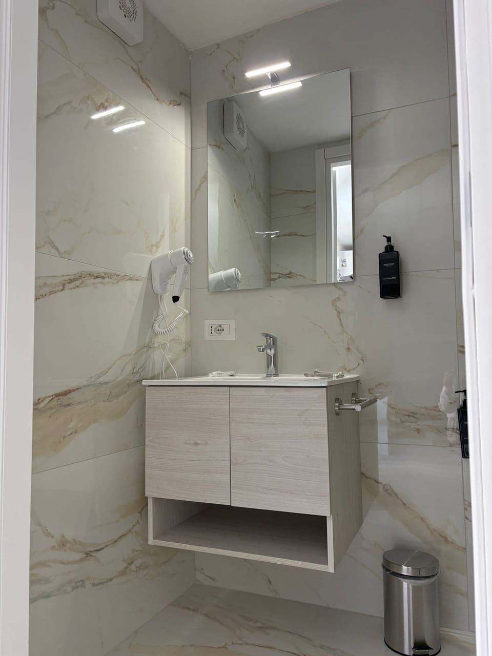 Classic Room, Non Smoking | Bathroom | Shower, free toiletries, hair dryer, bathrobes