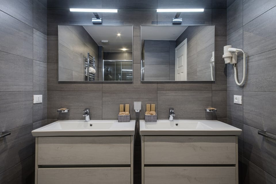 Junior Suite | Bathroom | Shower, free toiletries, hair dryer, bathrobes