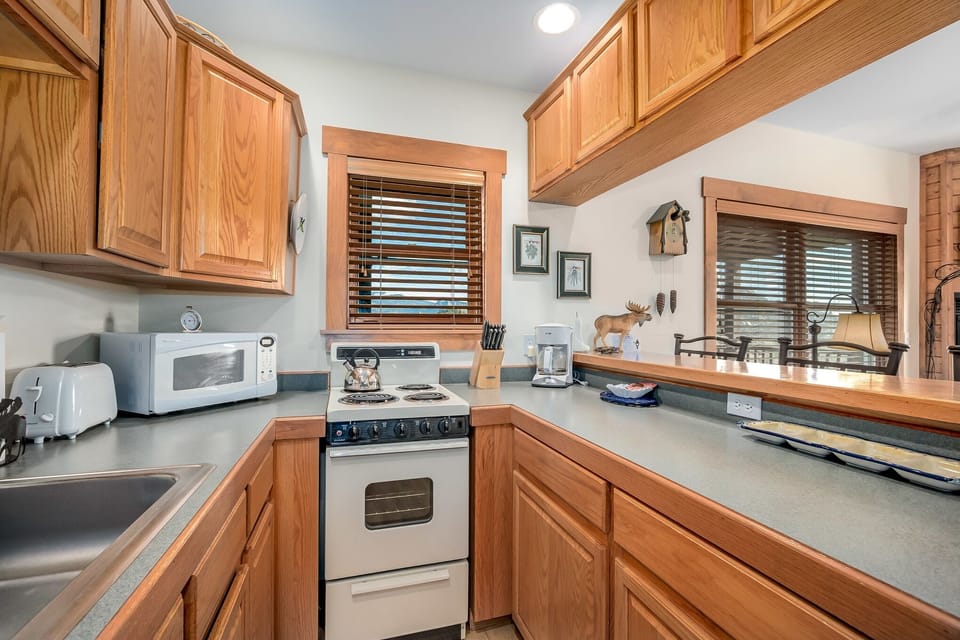 Condo, 1 Bedroom | Private kitchen | Fridge, microwave, oven, dishwasher