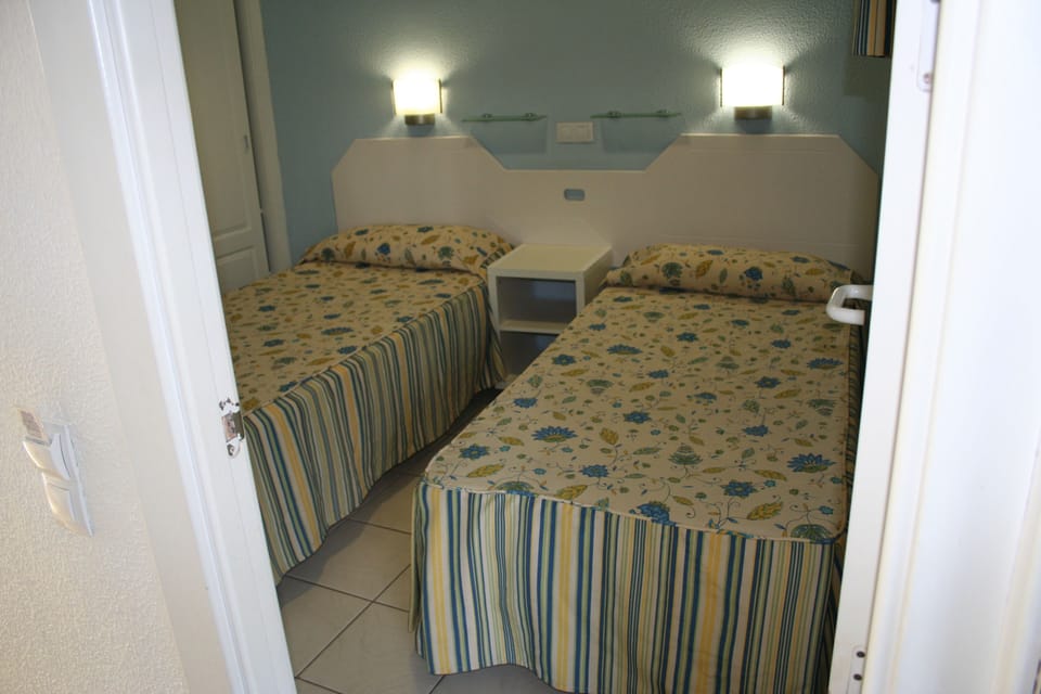 Apartment, 1 Bedroom, Balcony, Pool View | 1 bedroom, bed sheets