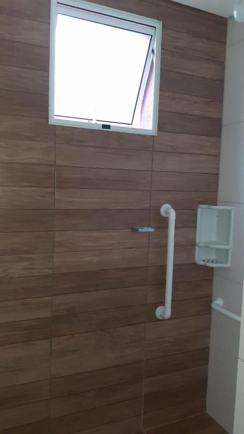 Shower, rainfall showerhead, free toiletries, towels