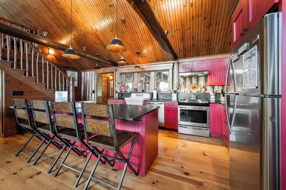 Large Fully Applianced Kitchen with Island