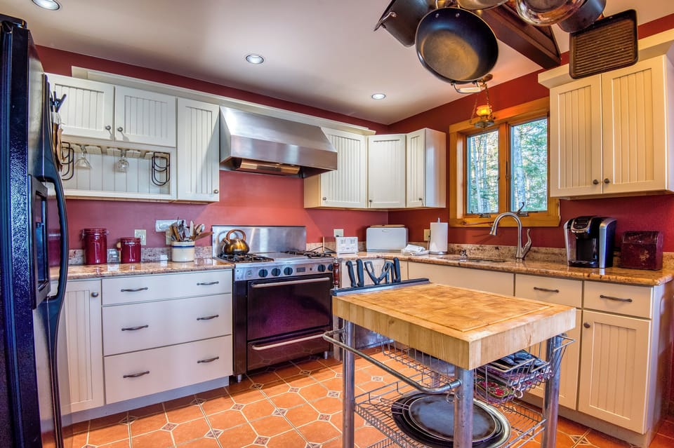 Fully applianced kitchen with island - plenty of room to prepare meals