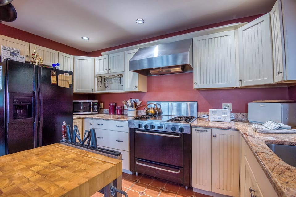 Fully applianced kitchen