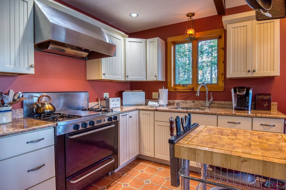Fully applianced kitchen
