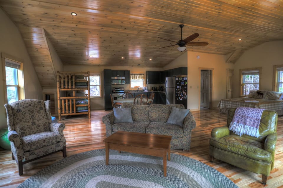 Guest quarters above garage - Living room