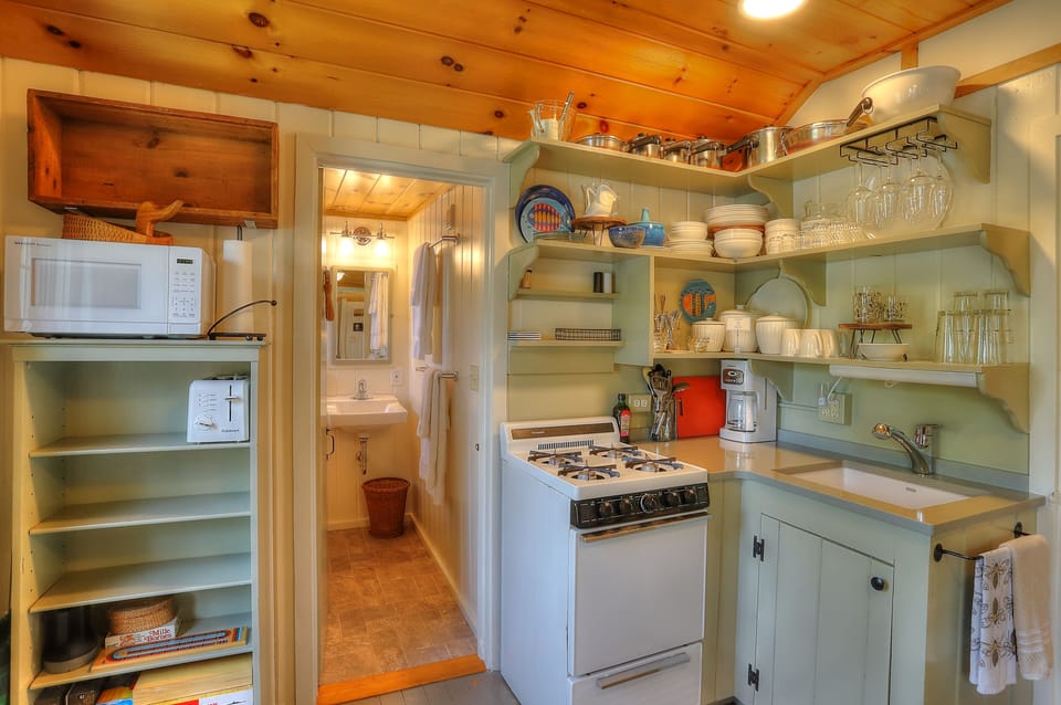 Fully equipped Kitchen with Standard Size Refrigerator, Coffee and Tea included