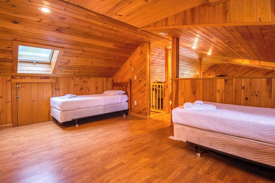 Loft sleeping area with four Twins