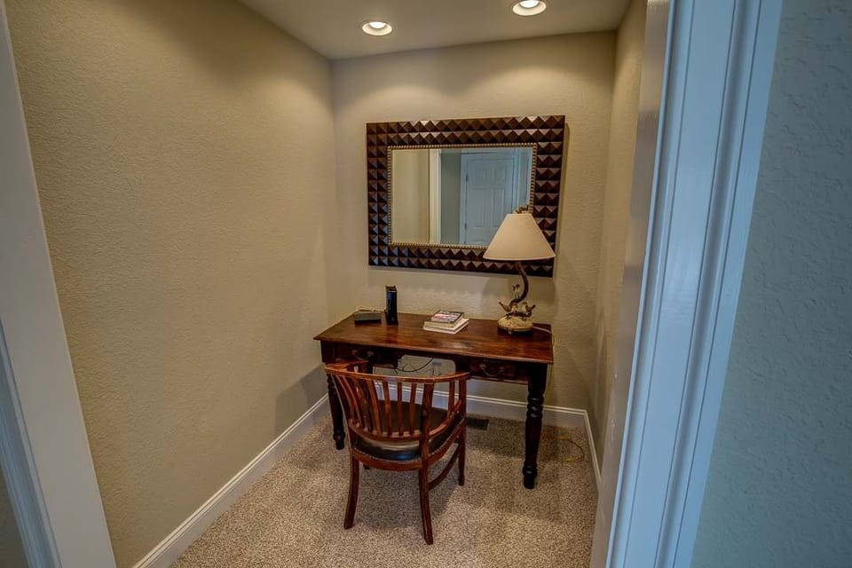 Mid-Level Study/Work Area