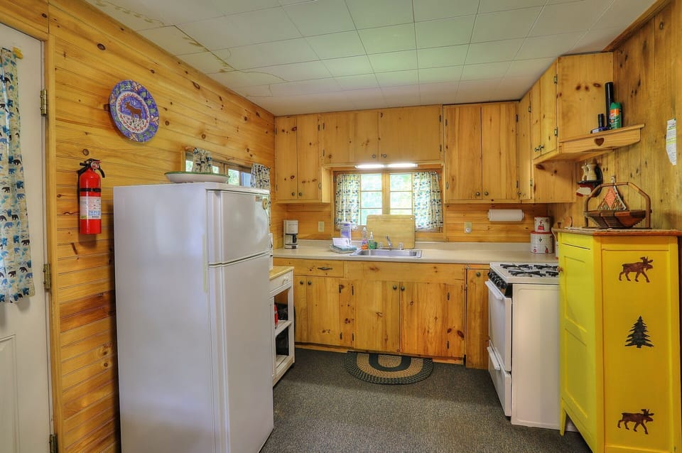 Kitchen - no dishwasher!