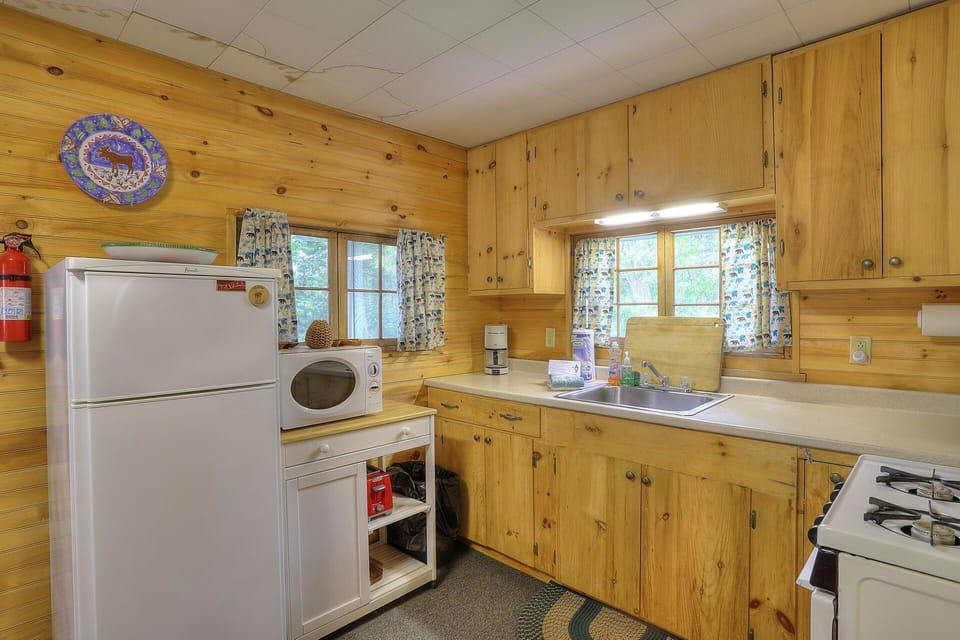 Kitchen - no dishwasher!