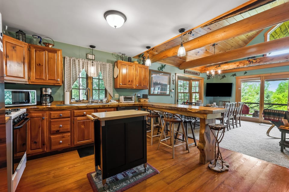 Full Kitchen with Bar