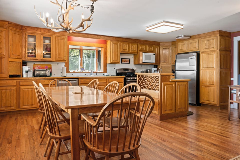 Spacious kitchen and dining area