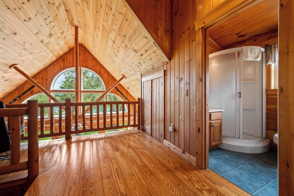 Upper Level Loft Area