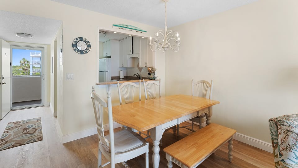 Seating for 6 at the Dining Room Table