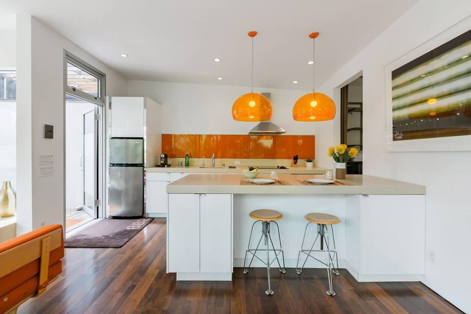 Full kitchen
Espresso machine, Dishwasher