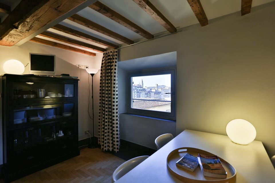 Living room with view on the Ponte Vecchio 