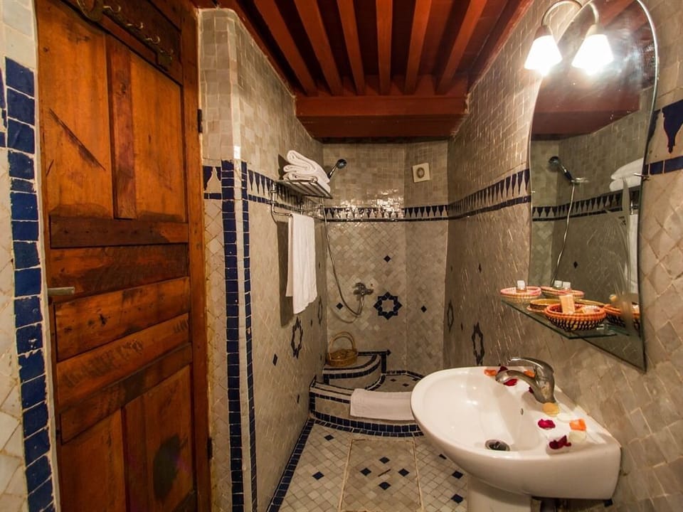 Suite, Ensuite (Zineb) | Bathroom | Free toiletries