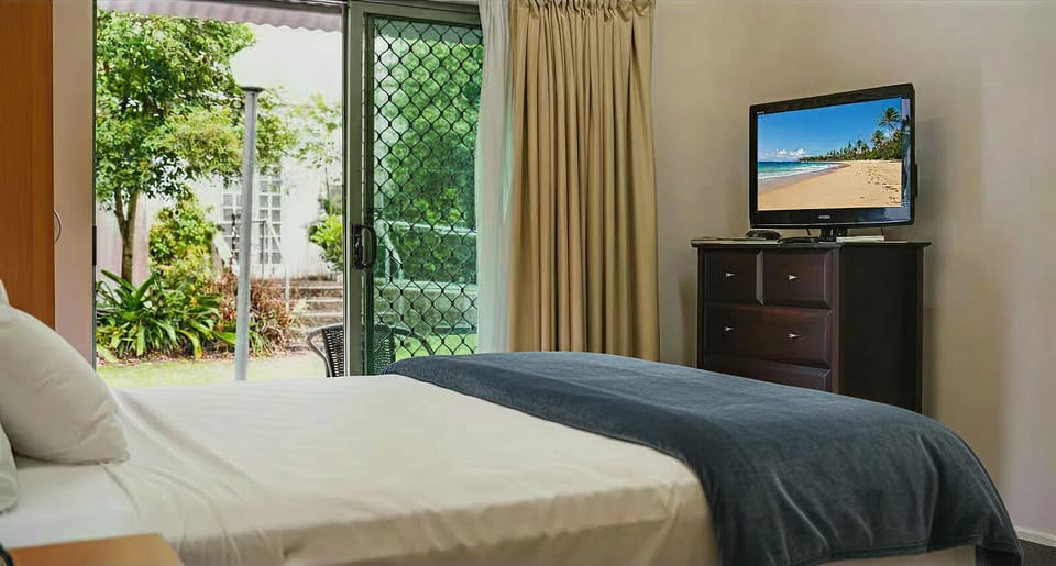 Accessible King Room | In-room safe, iron/ironing board, cribs/infant beds, rollaway beds