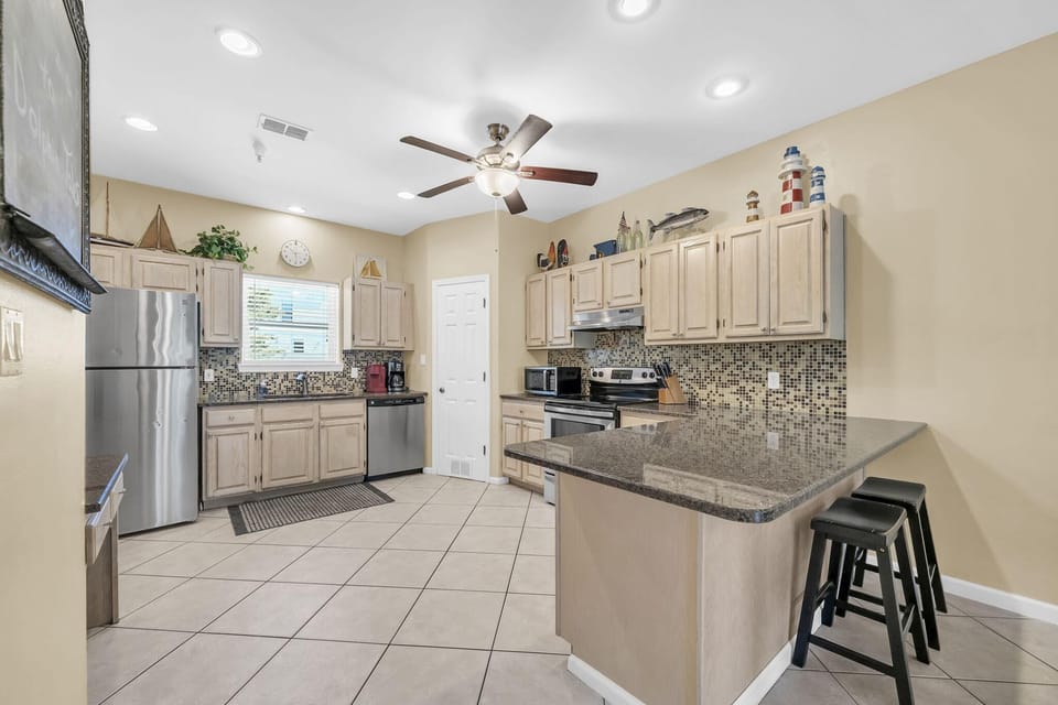 Fully equipped Kitchen countertop seating