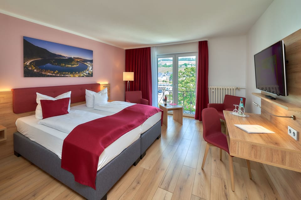 Double Room, River View | Minibar, in-room safe, desk, free cribs/infant beds