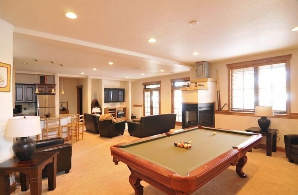 Home theatre/game room