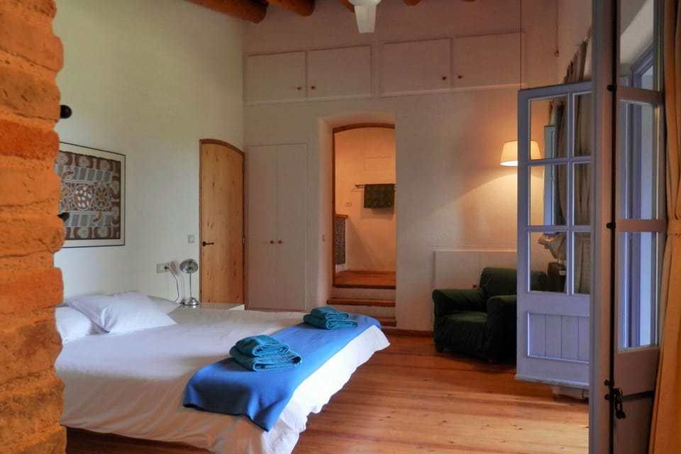 'Emporda' en suite room, arched balcony, impressive views to the Emporda plain