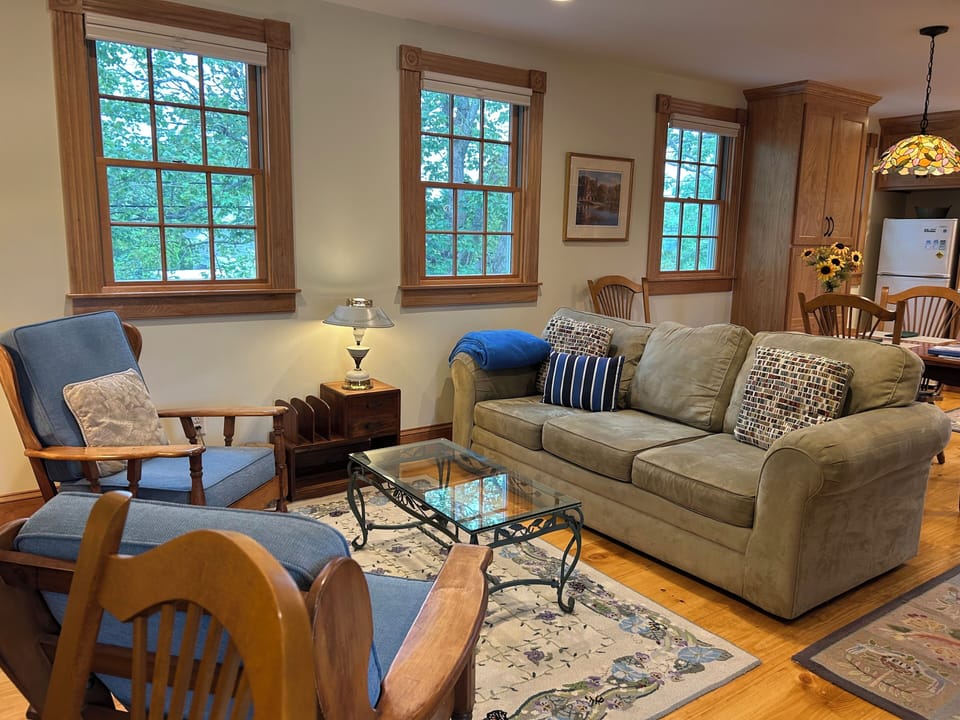 Living room, with couch and two chairs