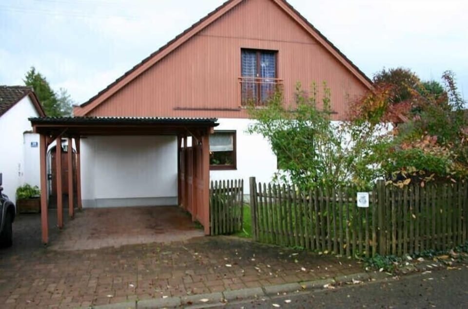 Carport for guest-car