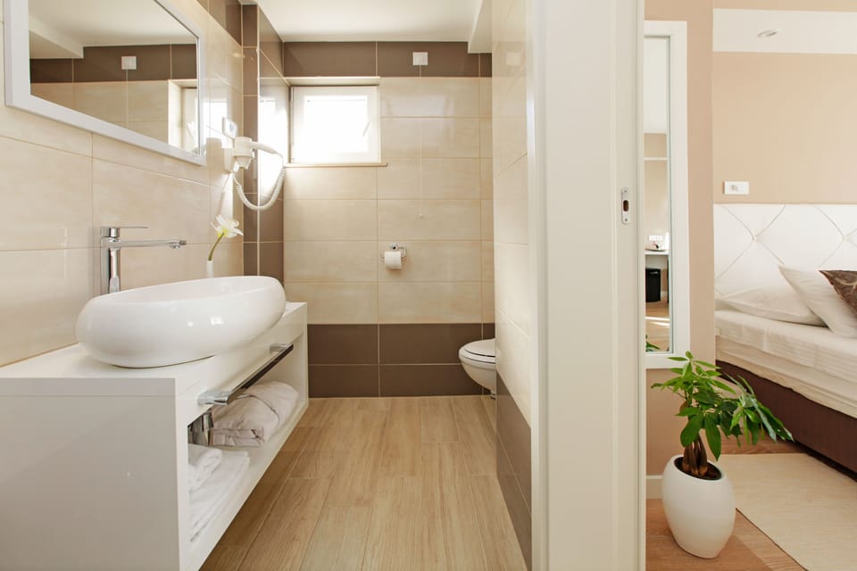 Deluxe Double Room, Balcony, Sea View | Bathroom | Shower, free toiletries, hair dryer, towels