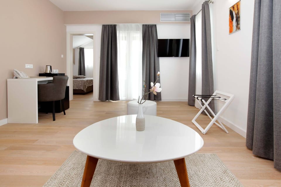 Executive Double Room, Balcony, Sea View | Living area | LED TV