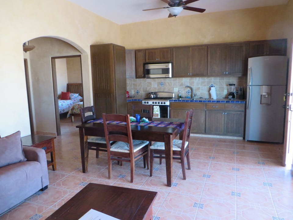 Casita Coronado dining and kitchen