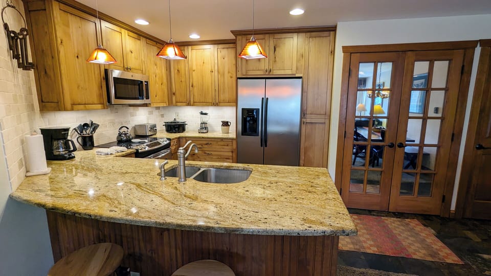 Beaver Creek West Condo A-3 kitchen with breakfast bar