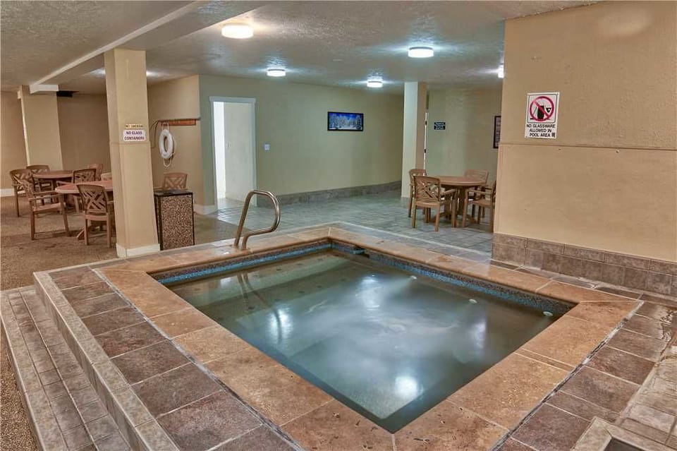 Indoor spa tub